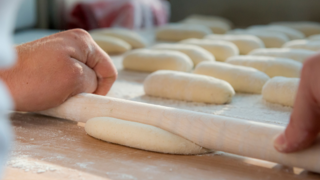 Baking spelt bread at Retter BioGut