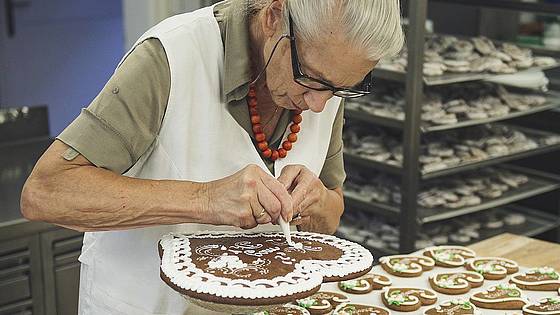 Lebkuchen verzieren Ebner (c) Slow Trips - Bergmann